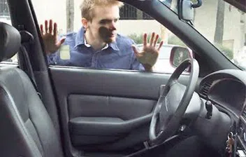 Northridge Locksmith Northridge, CA 818-531-9697 - 15a-Keys-Locked-In-Car